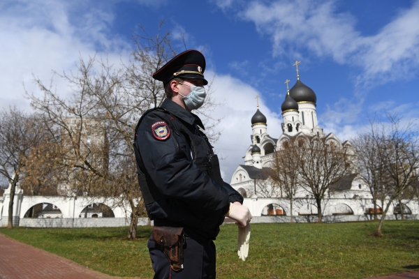 Сотрудник полиции во время патрулирования района северное Медведково в Москве
