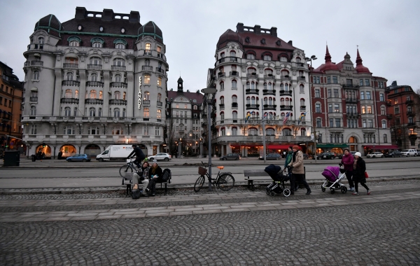 Люди на набережной в Старом городе Стокгольма