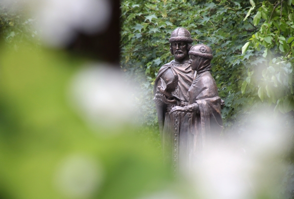 Памятник святым Петру и Февронии в Детском парке в Симферополе