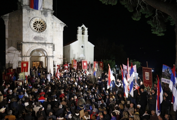 Сбор участников мирного шествия в защиту Сербской Православной Церкви возле храма Воскресенья Христова в Херцег-Нови
