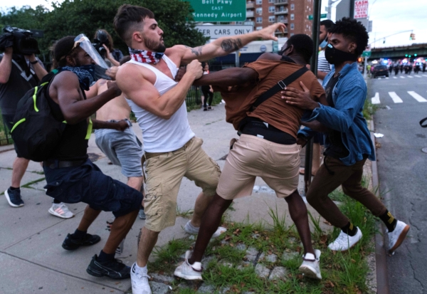 Столкновения в Нью-Йорке между протестующими из движения Black Lives Matter и демонстрантами, поддерживающими полицию