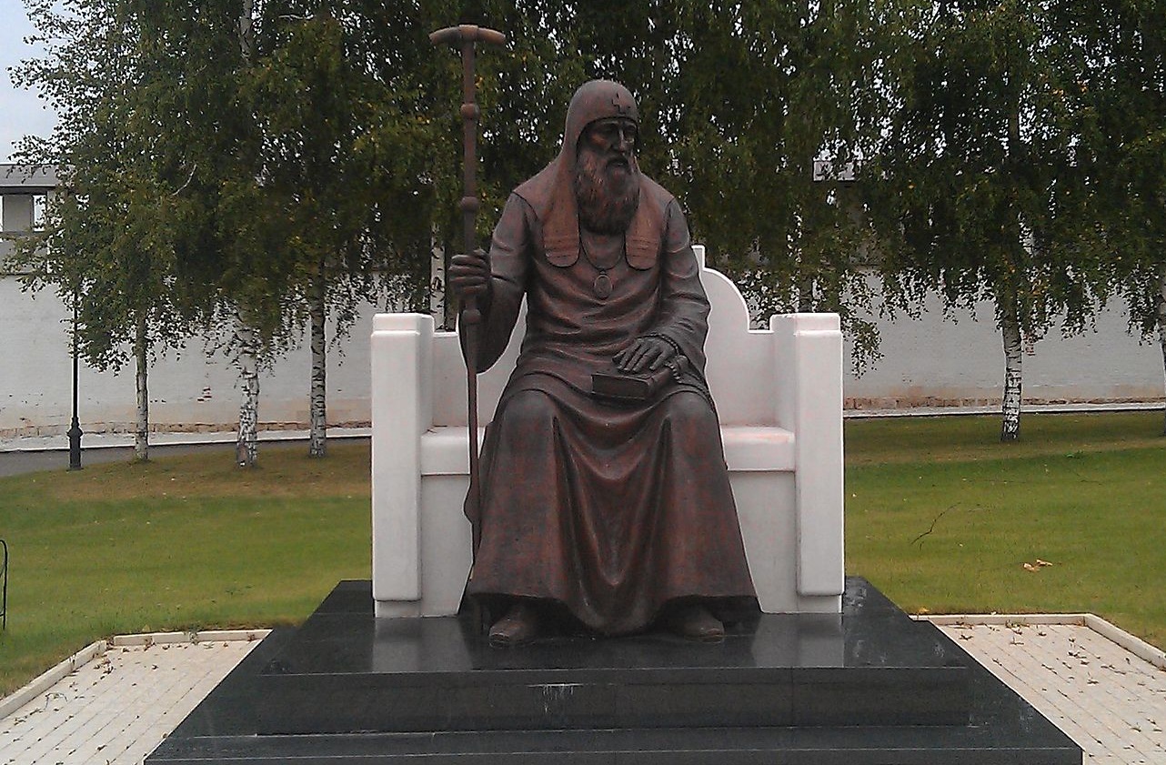 Памятник Святителю Иову в Свято-Успенском монастыре (Старица)