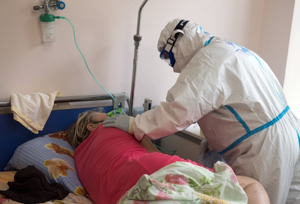 Медицинские работники Тверской областной клинической больницы в палате с коронавирусными больными
