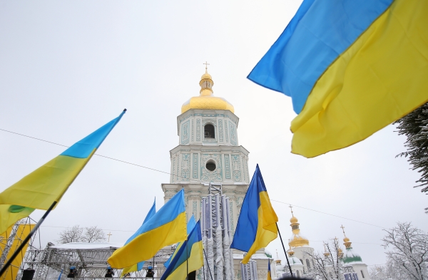 Украинские флаги верующих на «объединительном соборе» на Софийской площади в Киеве, 15 декабря 2018 г.