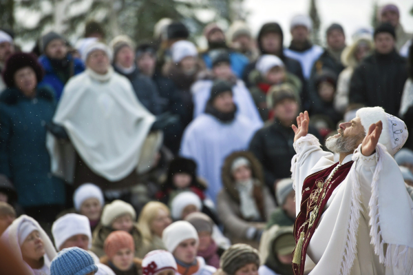 Адепты Церкви Последнего Завета принимают участие в «литургии» у «Алтаря Земли» во время празднования Рождества