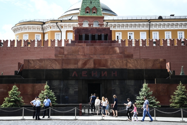 Люди стоят в очереди в Мавзолей В. И. Ленина на Красной площади в Москве