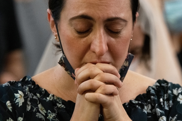 Верующая на общенациональной молитве в соборе Святого Григория Просветителя (Сурб Григор Лусаворич) в Ереване