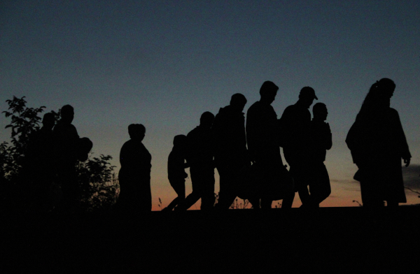 Беженцы из стран Ближнего Востока, сумевшие пересечь сербско-венгерскую границу идут пешком в Австрию и Германию