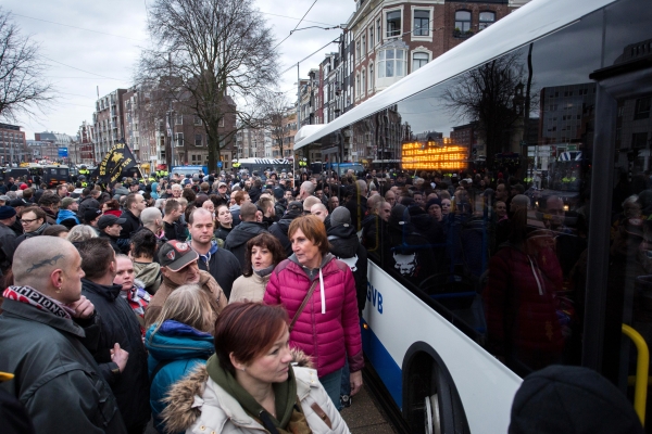 Участники демонстрации «против исламизации Европы» в Амстердаме