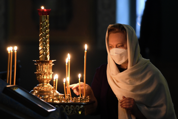 Прихожанка во время праздничной литургии в честь Казанской иконы Божией Матери в Благовещенском соборе в Казанском кремле