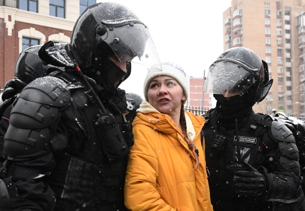 Сотрудники правоохранительных органов задерживают участницу несанкционированной акции сторонников Алексея Навального в Москве