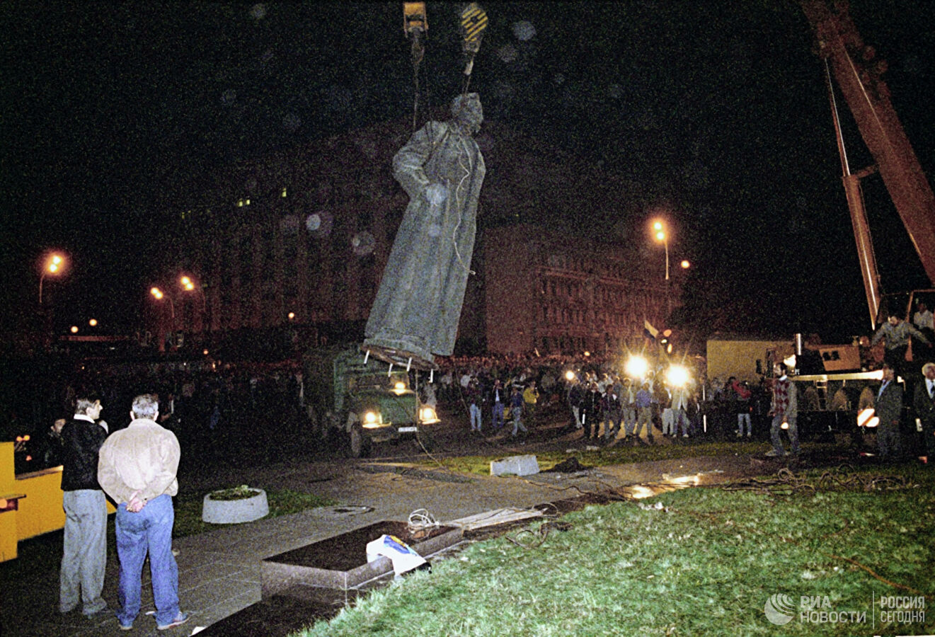 Предложение выбрать между памятниками Дзержинскому и Александру Невскому – это провокация 