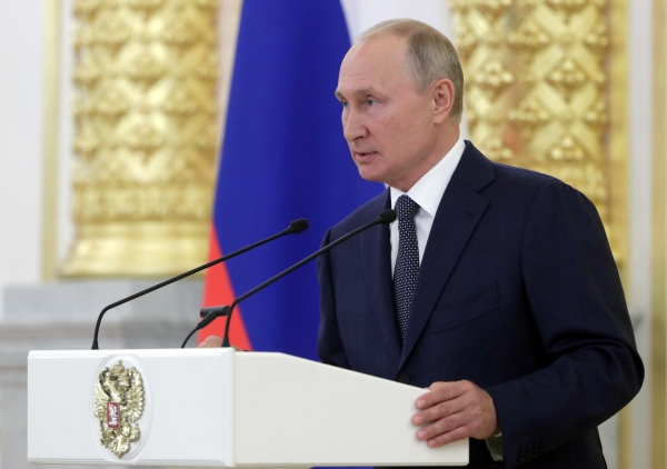 резидент РФ Владимир Путин выступает перед членами Совета Федерации Федерального Собрания Российской Федерации