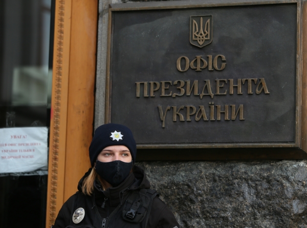 Сотрудница полиции у здания офиса президента Украины Владимира Зеленского в Киеве
