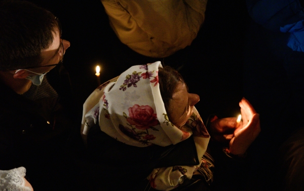 Верующие во время пасхальной службы в Киево-Печерской лавры в Киеве