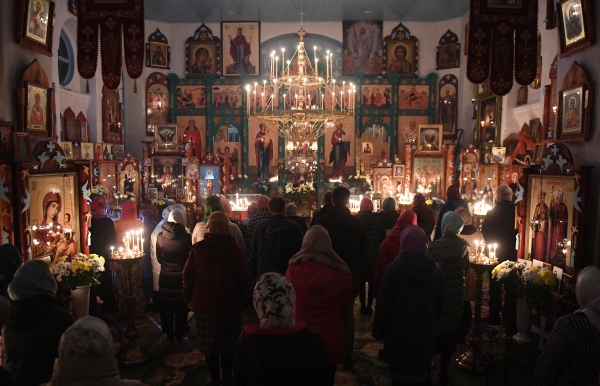 Верующие во время пасхальной службы в церкви Святого Николая Чудотворца в агрогородке Крайск в Логойском районе Минской области