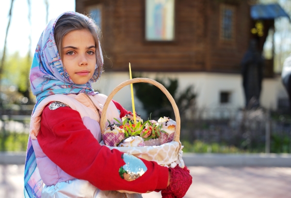 Девочка освящает пасхальные куличи и яйца в Великую субботу в храме Иоанна Кронштадтского в Москве
