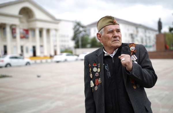 Ветеран Великой Отечественной войны перед началом военного парада в честь 76-й годовщины Победы в Великой Отечественной войне