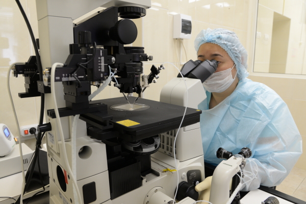 Медицинский работник в эмбриологическом отделении Перинатального центра в Хабаровске