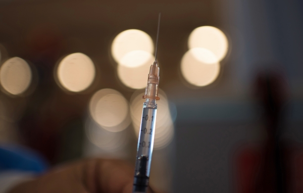 Шприц с вакциной от COVID-19 для вакцинации