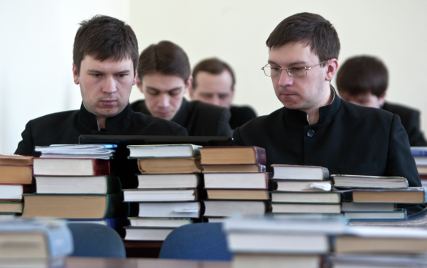 Семинаристы Томской духовной семинарии на занятиях