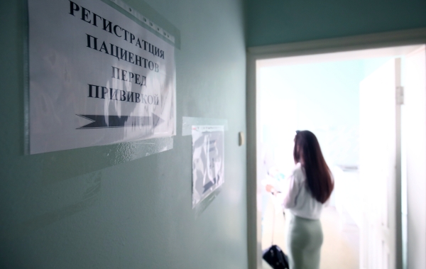 Девушка проходит регистрацию перед вакцинацией против короновирусной инфекции