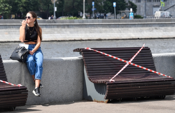 Девушка на набережной в Парке Горького в Москве