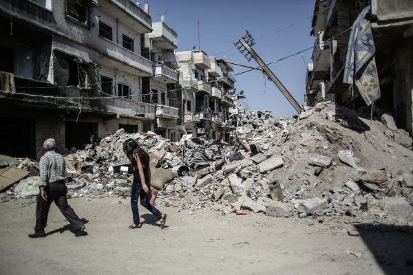 Сирийцы-христиане отец и дочь осматривают свой дом в центре Хомса, покинутый ими во время военных действий