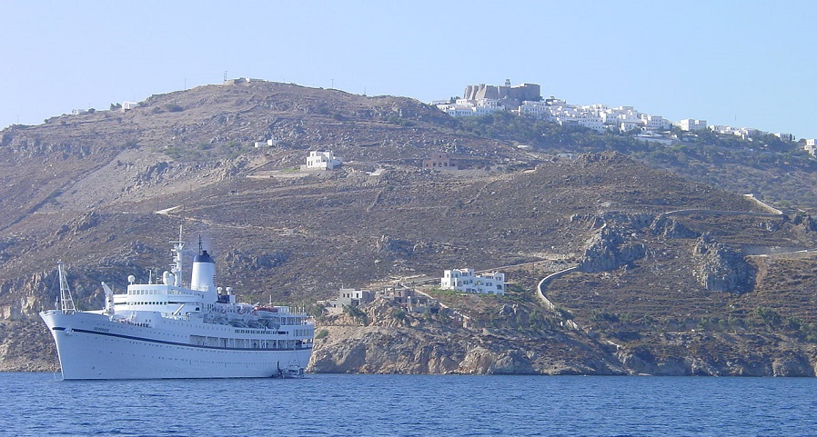 Остров Патмос. На вершине горы — монастырь Иоанна Богослова, ниже слева — монастырь над пещерой Апокалипсиса
