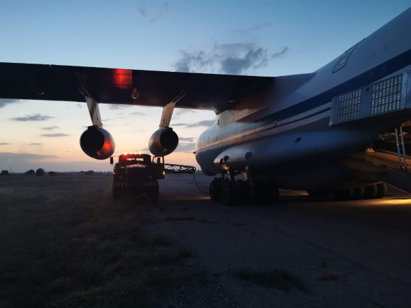 Заправка топливом грузового самолета Ил-76МД во время эвакуации граждан РФ из Афганистана