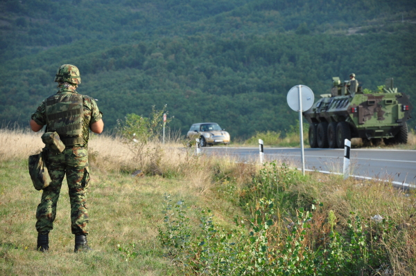 Сербские военные и бронетехника у трассы между поселком Рашка и КПП «Ярине» на административной линии между центральной Сербией и севером Косово и Метохии