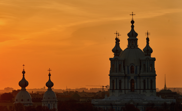 Ансамбль Смольного собора на закате в Санкт-Петербурге