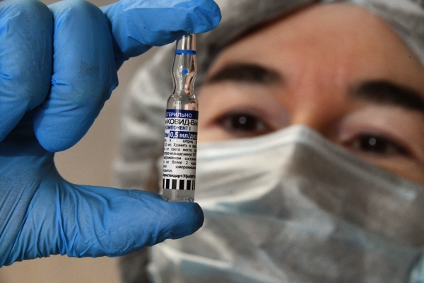 Медицинский сотрудник демонстрирует ампулу с российским препаратом «Гам-Ковид-Вак» (Спутник V) от коронавирусной инфекции в поликлинике в Чите