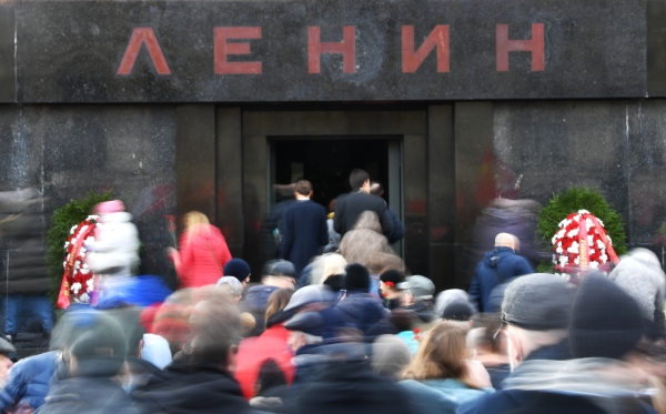 Участники акции возложения венков и цветов к Мавзолею В.И. Ленина и Мемориальному комплексу героям революции у Кремлевской стены на Красной площади