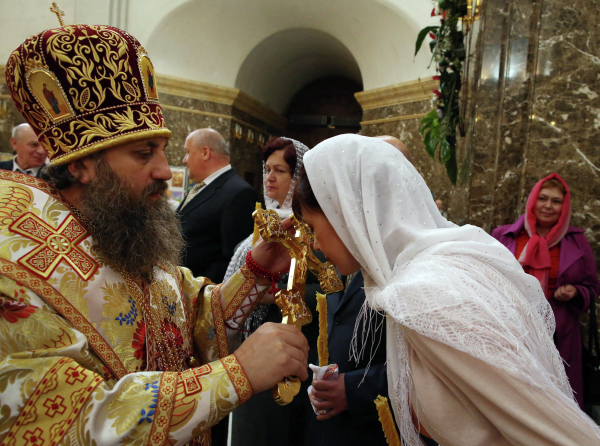 Епископ Балтийский Серафим совершает обряд венчания 20 пар