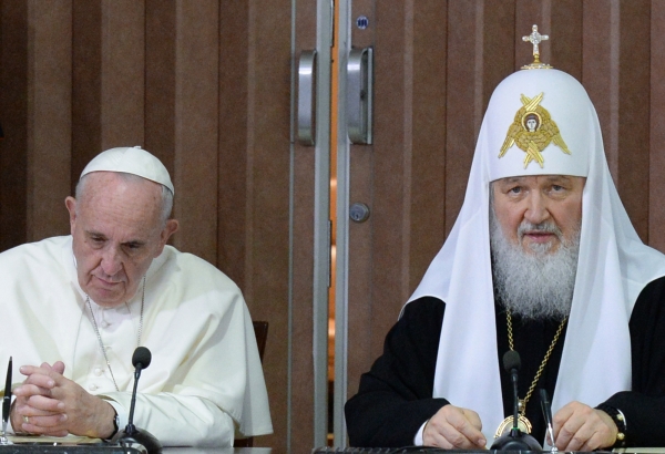 Патриарх Московский и всея Руси Кирилл (справа) и папа римский Франциск, Гавана, 2016 г.