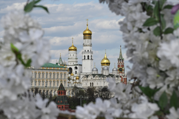 Вид на Большой Кремлевский дворец и Соборную площадь с Патриаршего моста в Москве