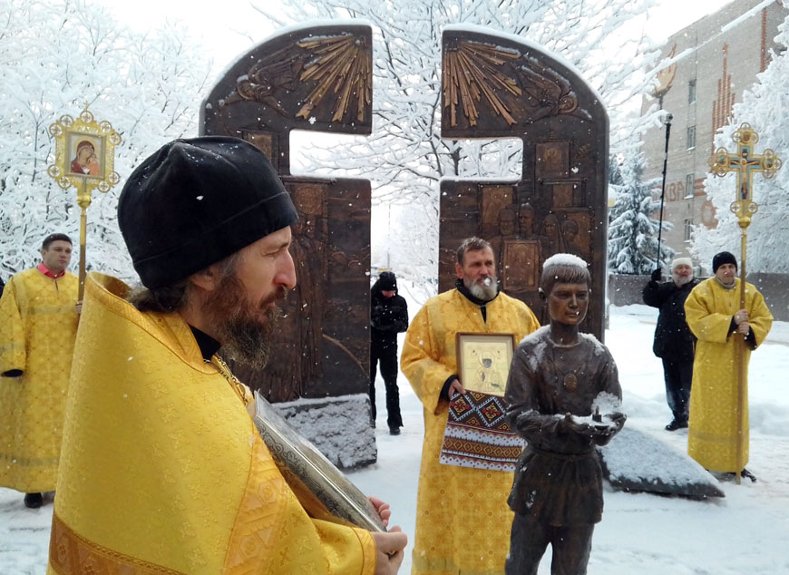 На паломническом пути к Троице-Сергиевой лавре установлена скульптура в честь богомольцев 