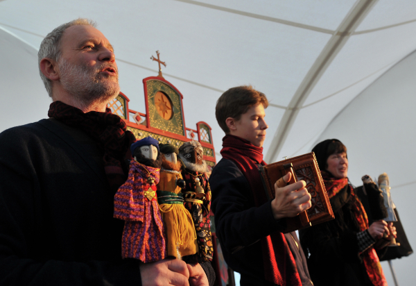 Рождественский вертеп у храма Христа Спасителя во время святочных гуляний в Москве (архивное фото)
