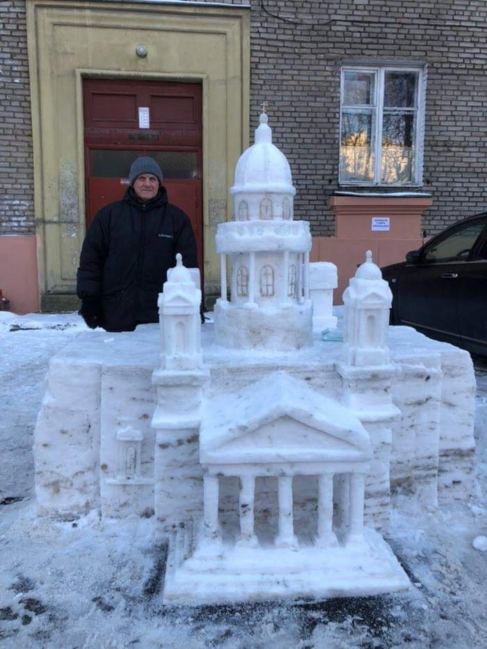 Житель Санкт-Петербурга слепил из снега уменьшенную копию Исаакиевского собора 