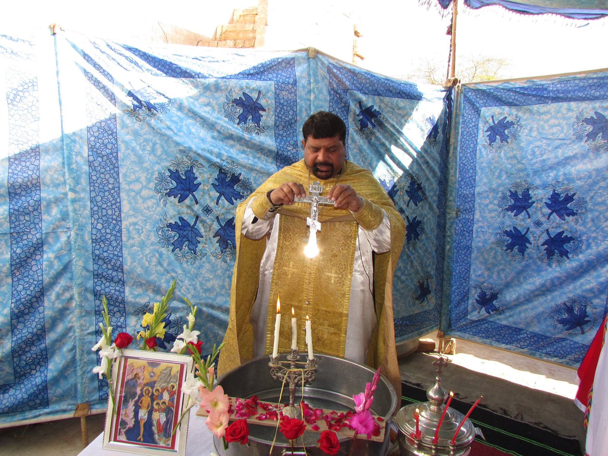 Чин освящение воды на богослужении в Пакистане