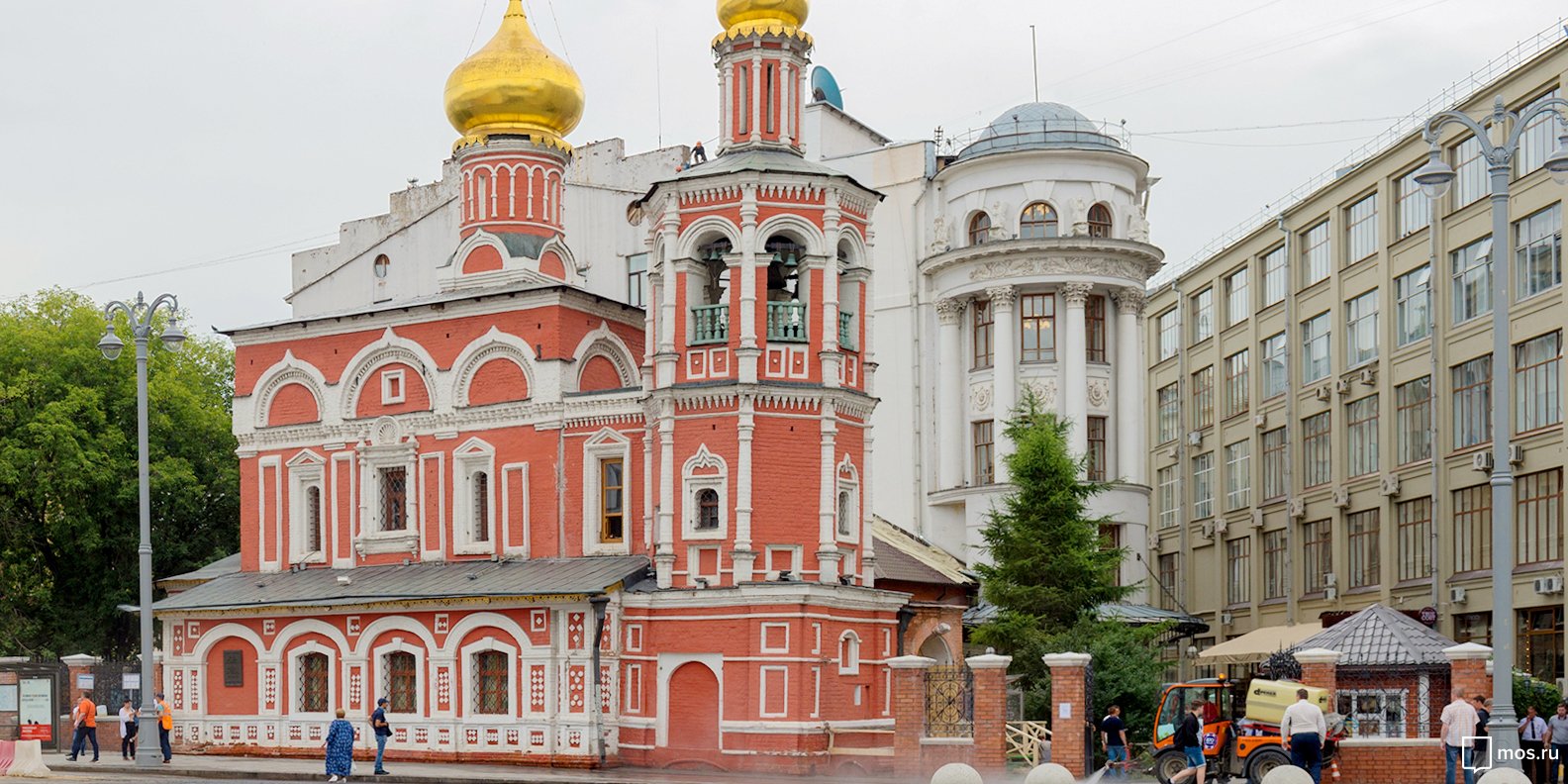 На Славянской площади около Зарядья выпрямят колокольню 