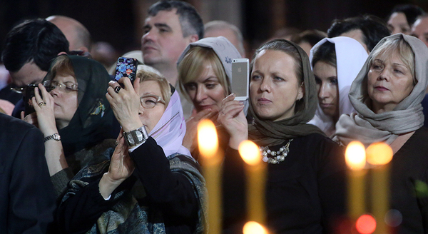 Смартфоны – от сатаны: пакистанских католиков попросили не приходить в храмы с телефонами 