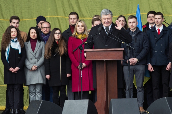 Президент Украины Петр Порошенко во время встречи с избирателями на Михайловской площади в Киеве