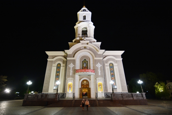 Спасо-Преображенский кафедральный собор в Донецке во время Пасхального богослужения