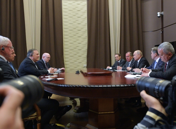 Президент РФ Владимир Путин и госсекретарь США Майк Помпео (третий слева) во время встречи в Сочи