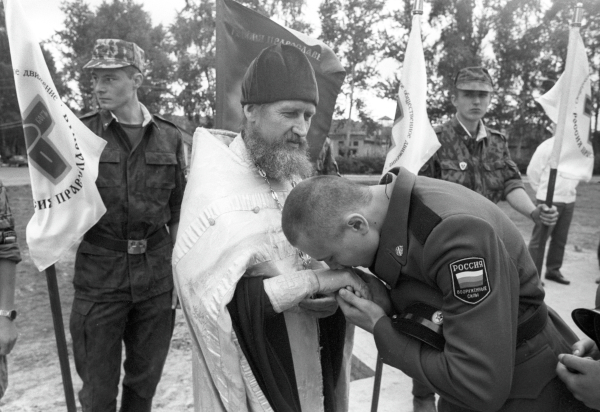Священник благословляет солдата