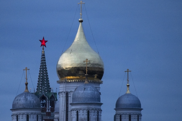 Купола Архангельского собора и звезда на башне Московского Кремля