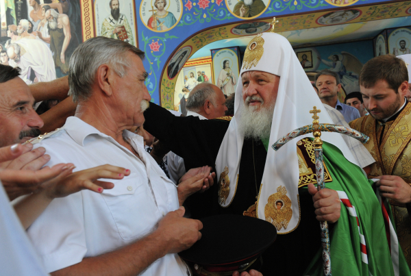 Патриарх Московский и всея Руси Кирилл благословляет верующих