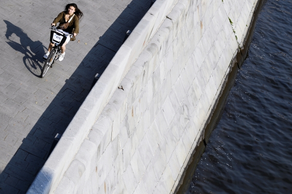 Девушка катается на велосипеде в Москве